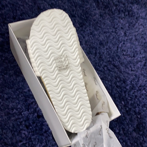 Adorable white flip flops - Picture 2 of 4